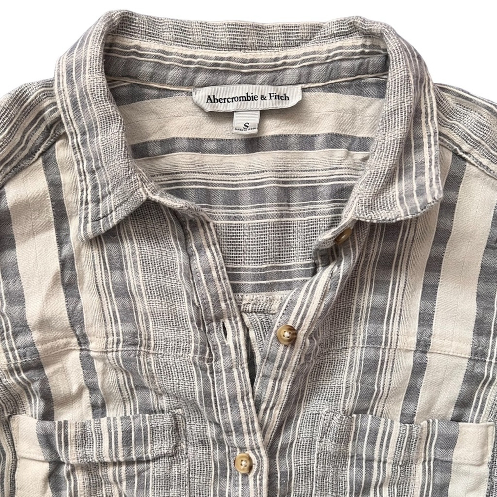 Abercrombie & Fitch 100% Cotton Blue and White Striped Casual Button Down Shirt. - Picture 4 of 4